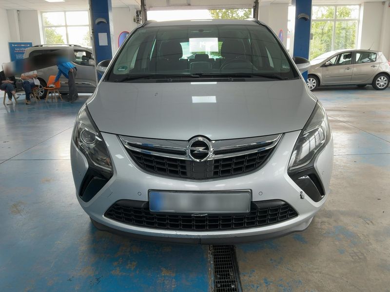 Opel Zafira Tourer 2.0 CDTI Edition — zdjęcie 9