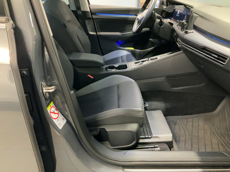 Volkswagen Golf VIII 1.5 eTSI Active — zdjęcie 11
