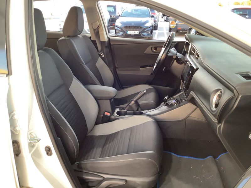 Toyota Auris 1.8 Hybrid Advance — zdjęcie 11