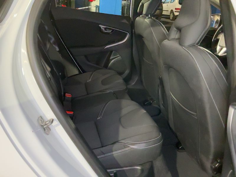 Volvo V40 2.0 D3 Plus — zdjęcie 14