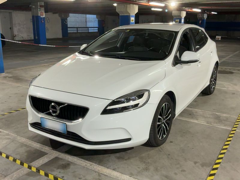 Volvo V40 2.0 D3 Plus — zdjęcie 1
