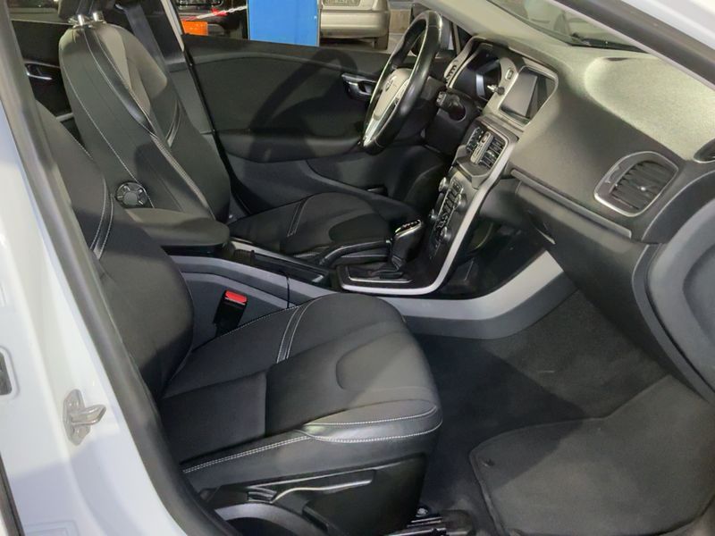 Volvo V40 2.0 D3 Plus — zdjęcie 11