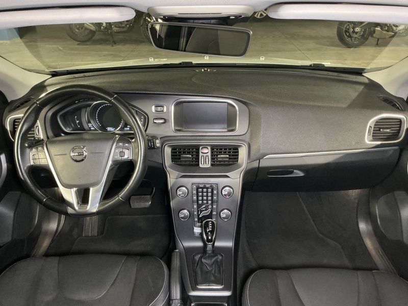 Volvo V40 2.0 D3 Plus — zdjęcie 12