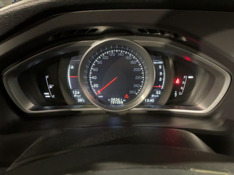 Volvo V40 2.0 D3 Plus — zdjęcie 13