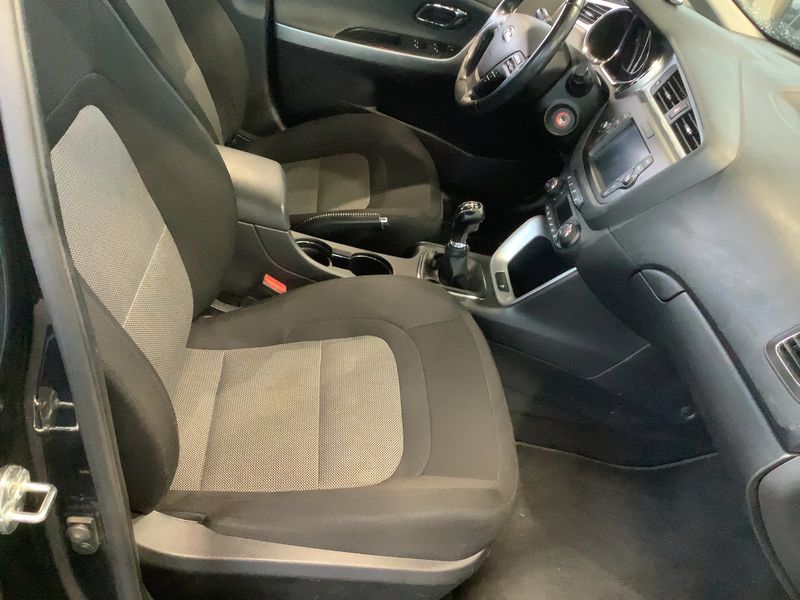 Kia cee'd 1.6 CRDi Dream Team — zdjęcie 11