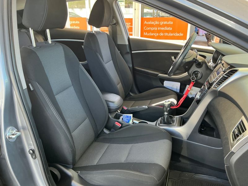 Hyundai i30 1.4 CRDi Essence — zdjęcie 11