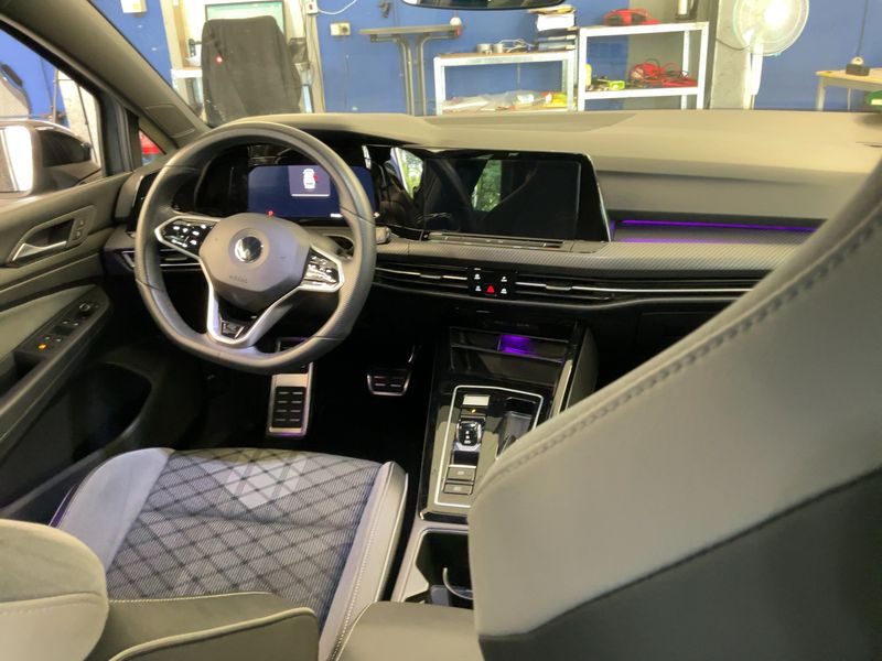 Volkswagen Golf VIII 2.0 TSI R-Line — zdjęcie 12