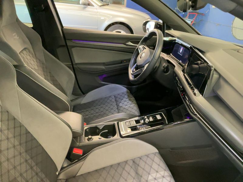 Volkswagen Golf VIII 2.0 TSI R-Line — zdjęcie 11
