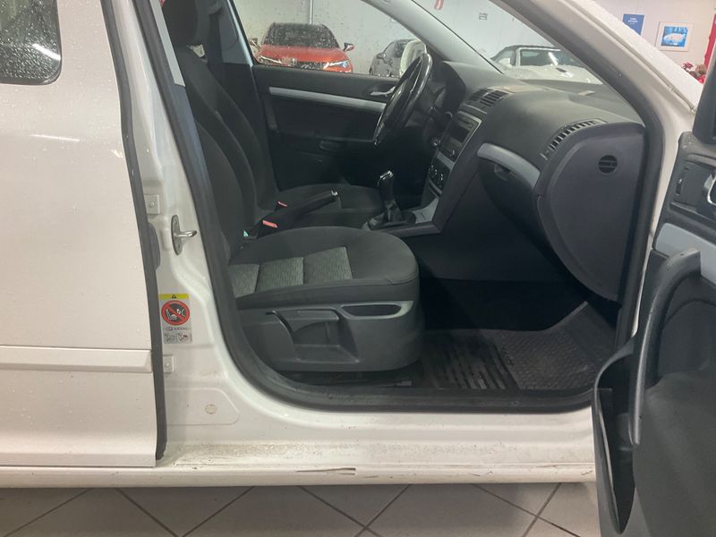 Skoda Octavia 1.2 TSI Ambiente — zdjęcie 3