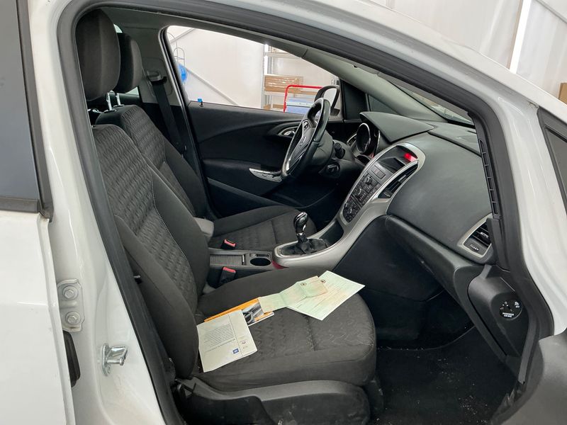 Opel Astra 1.4 Turbo Active — zdjęcie 3