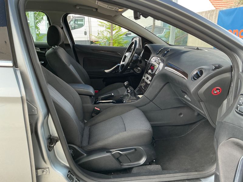 Ford Mondeo 2.0 TDCi Ghia — zdjęcie 3