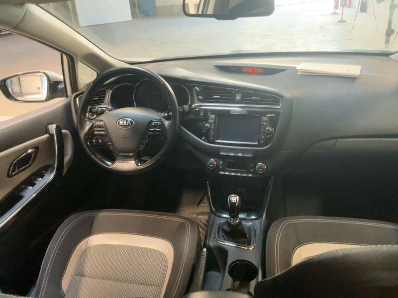 Kia cee'd 1.6 CRDi Active — zdjęcie 12