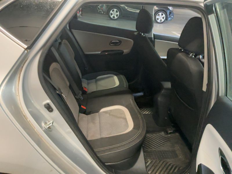 Kia cee'd 1.6 CRDi Active — zdjęcie 14