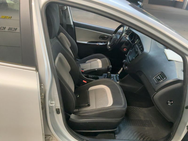 Kia cee'd 1.6 CRDi Active — zdjęcie 11