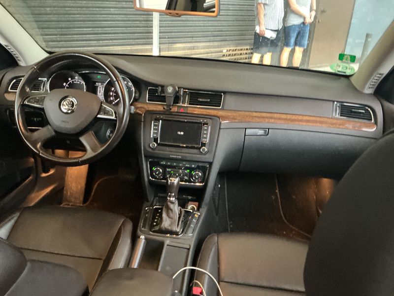 Skoda Superb 3.6 V6 FSI Laurin & Klement 4x4 — zdjęcie 12
