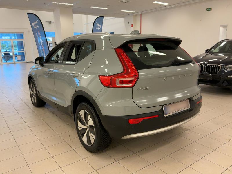 Volvo XC40 2.0 B3 Mild-Hybrid Core 2WD — zdjęcie 3