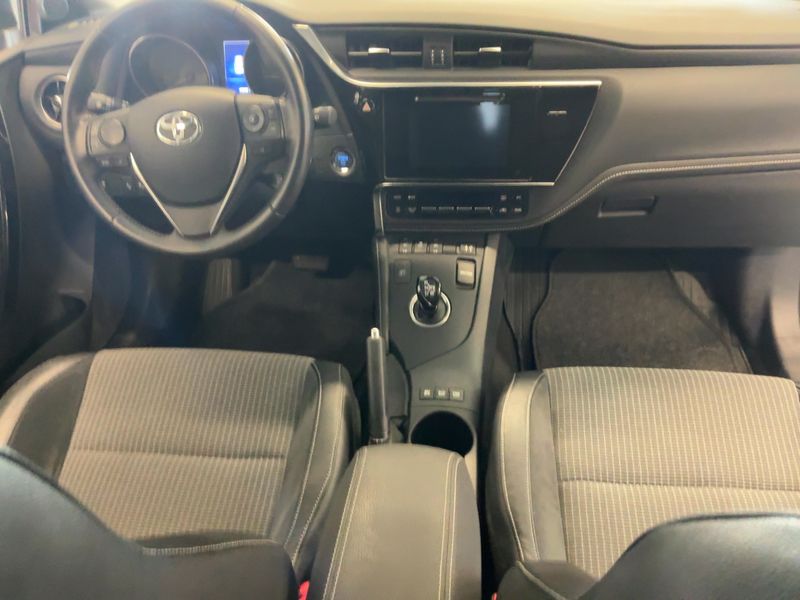 Toyota Auris Touring Sports 1.8 Hybrid Executive — zdjęcie 12