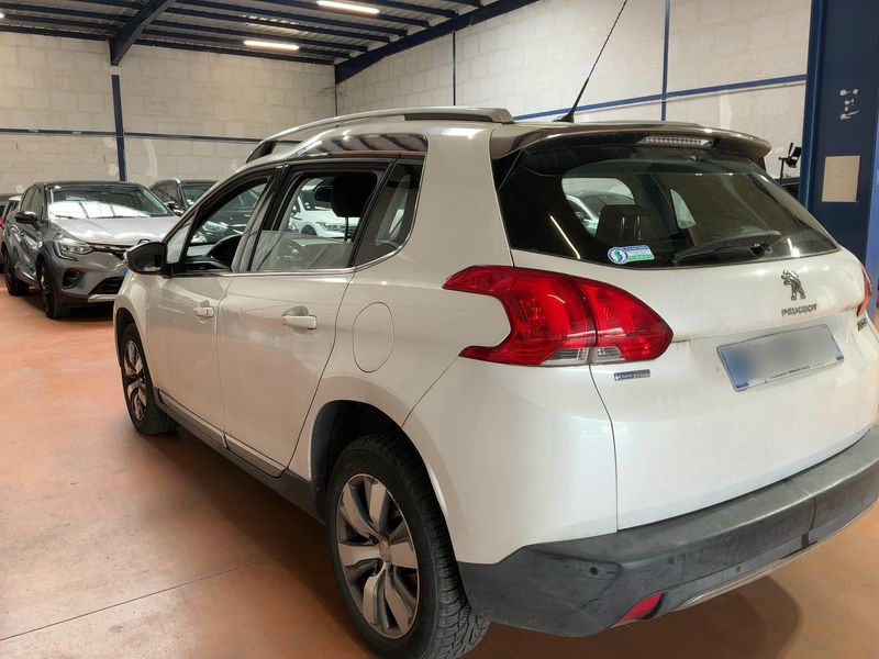 Peugeot 2008 1.2 PureTech Allure — zdjęcie 3