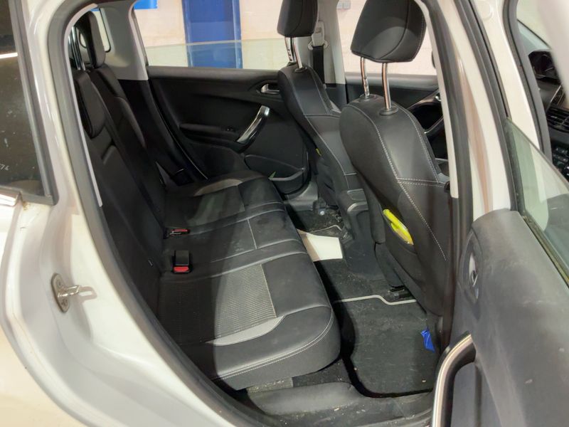 Peugeot 2008 1.2 PureTech Allure — zdjęcie 14