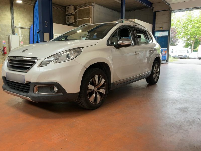 Peugeot 2008 1.2 PureTech Allure — zdjęcie 2