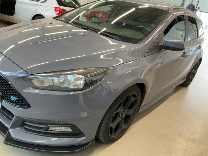 Ford Focus 2.0 EcoBoost ST — zdjęcie 2