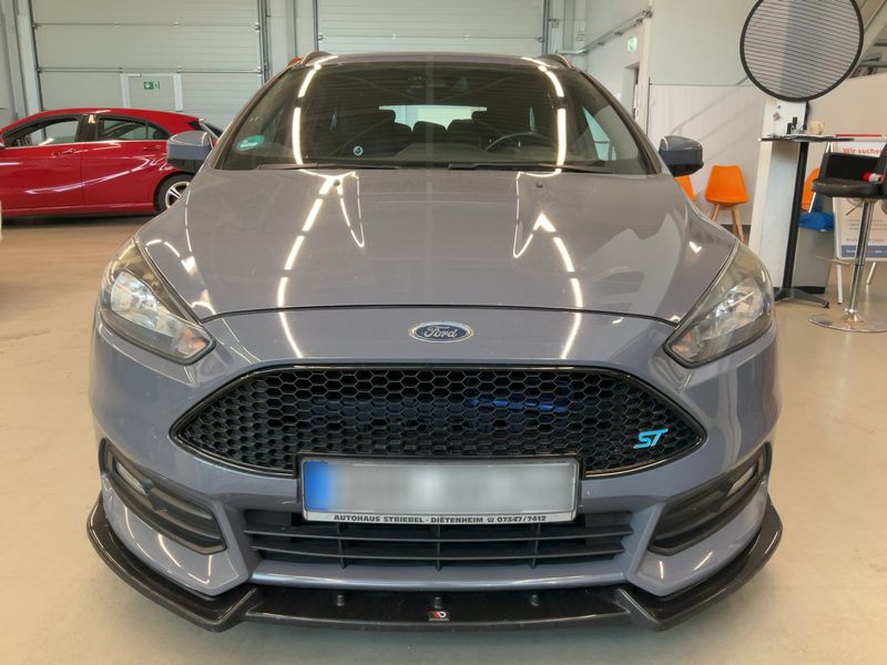 Ford Focus 2.0 EcoBoost ST — zdjęcie 9