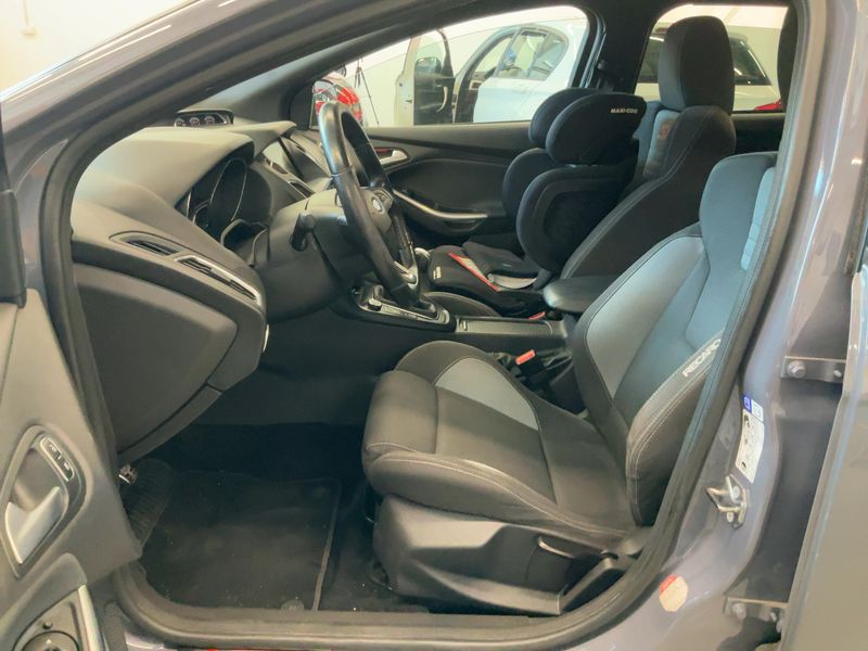 Ford Focus 2.0 EcoBoost ST — zdjęcie 11