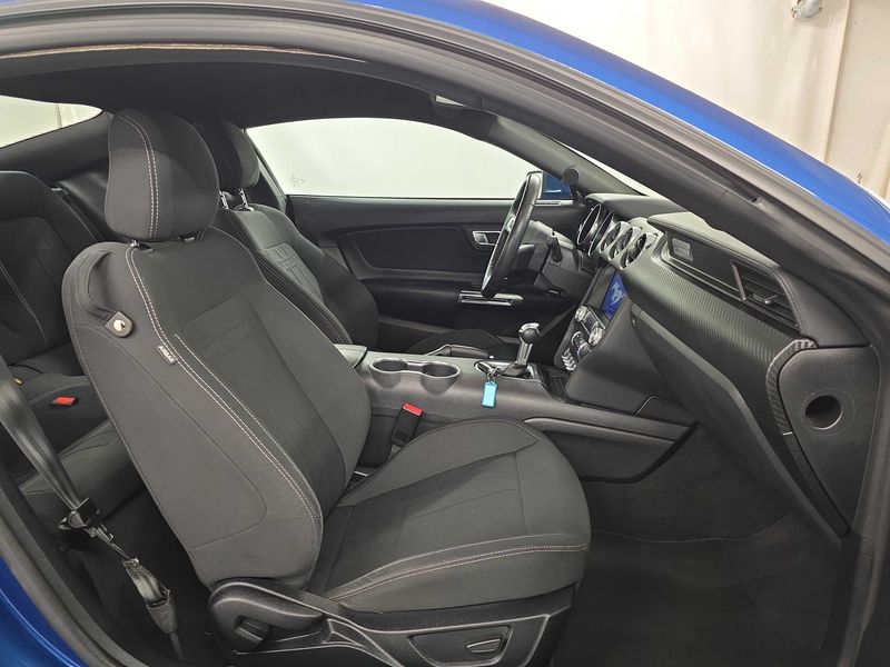 Ford Mustang 2.3 EcoBoost Fastback — zdjęcie 10