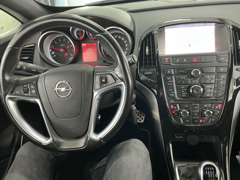 Opel Astra GTC 2.0 Turbo OPC — zdjęcie 12