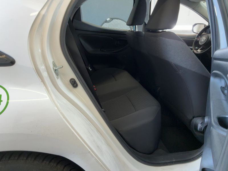 Toyota Yaris 1.0 Comfort — zdjęcie 14