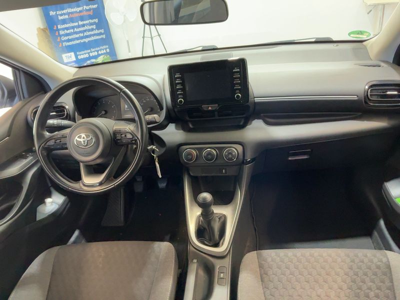 Toyota Yaris 1.0 Comfort — zdjęcie 12