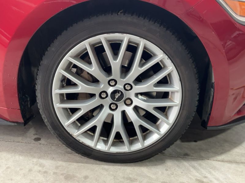Ford Mustang 2.3 EcoBoost Fastback — zdjęcie 19