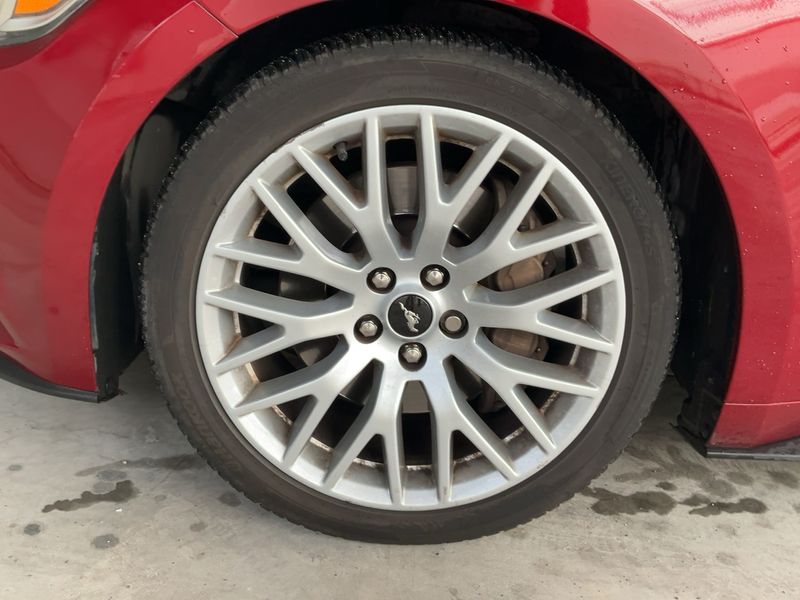 Ford Mustang 2.3 EcoBoost Fastback — zdjęcie 16