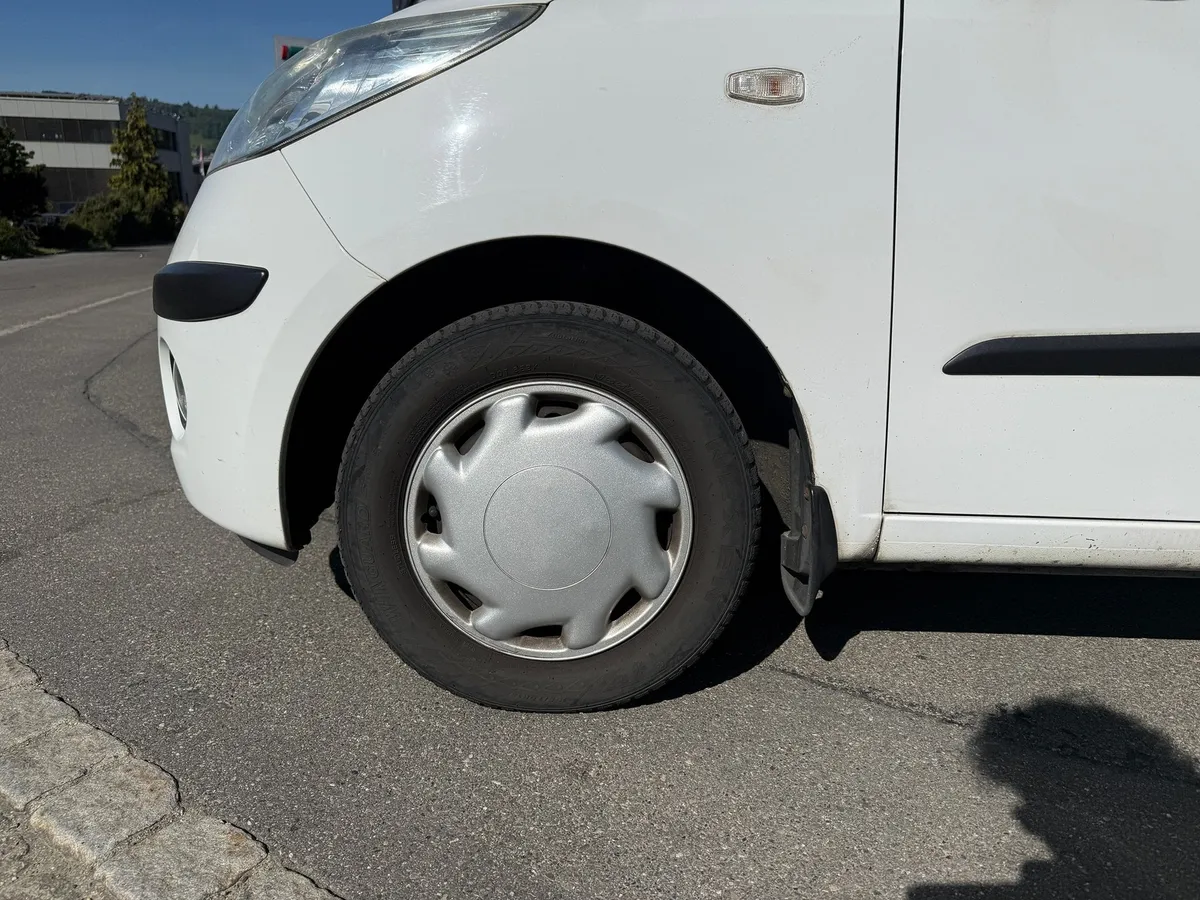 HYUNDAI i10 1.1 — zdjęcie 10
