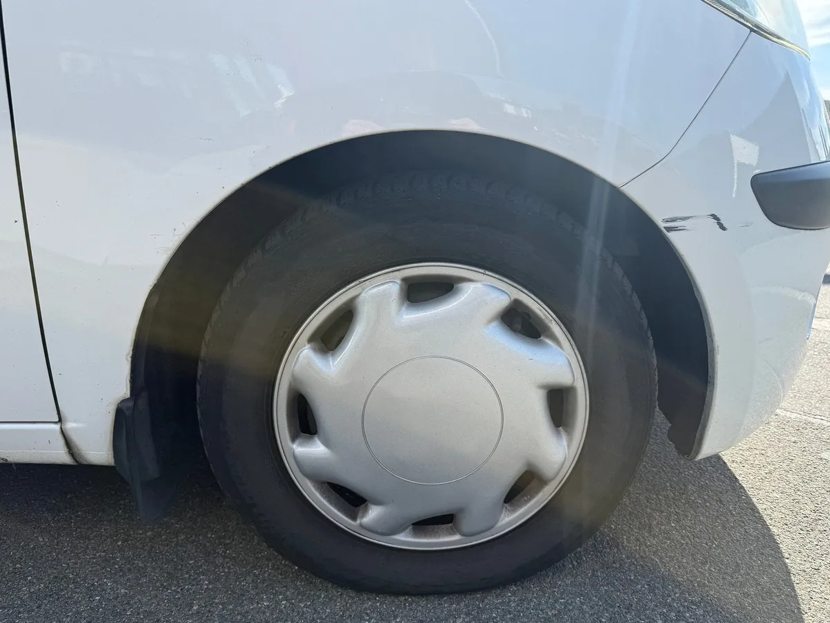 HYUNDAI i10 1.1 — zdjęcie 9