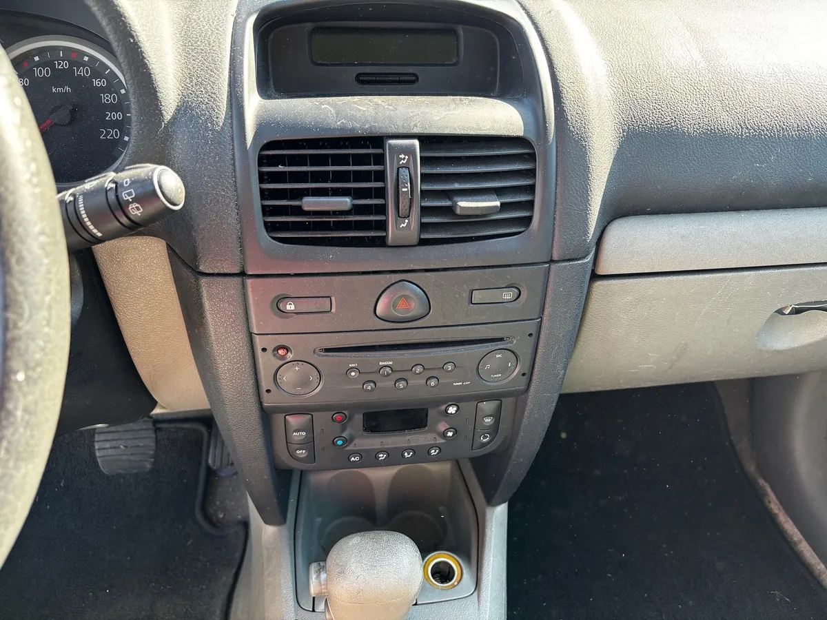 RENAULT Clio 1.6 16V — zdjęcie 15