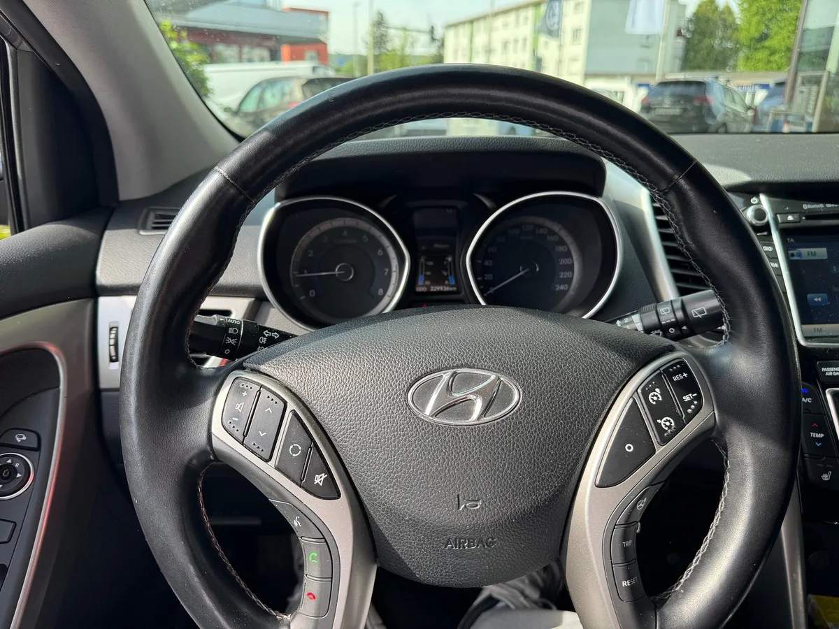 HYUNDAI i30 1.6 GDI — zdjęcie 11