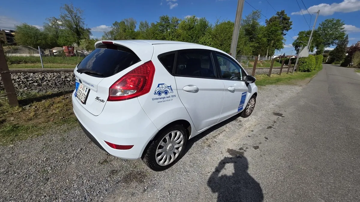 FORD Fiesta 1.4i — zdjęcie 4