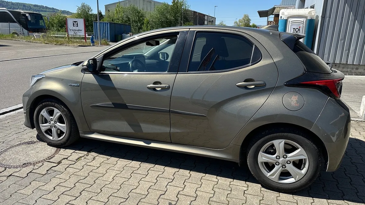TOYOTA Yaris Hybrid — zdjęcie 3