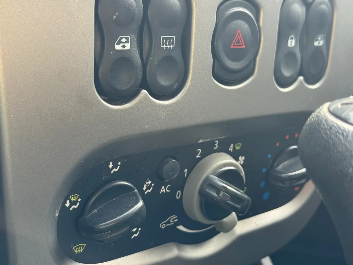 DACIA Sandero 1.2 75 — zdjęcie 15
