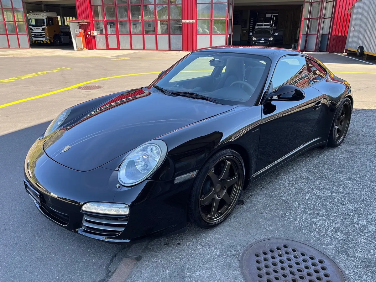 PORSCHE 911 Carrera 4