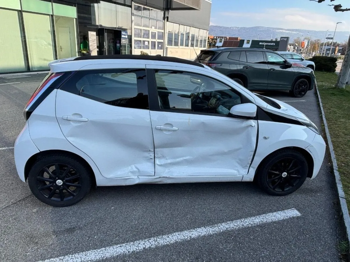TOYOTA Aygo 1.0 VVT-i x-play, 69 HP — zdjęcie 3