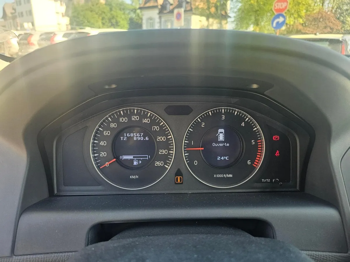 VOLVO XC60 2.4D AWD — zdjęcie 2