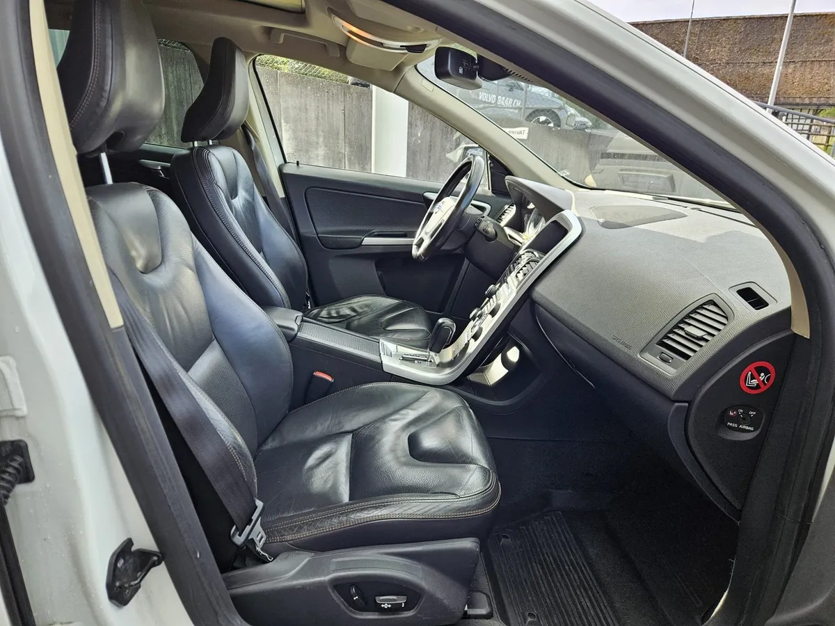 VOLVO XC60 D5 AWD — zdjęcie 13