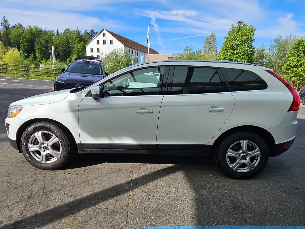 VOLVO XC60 D5 AWD — zdjęcie 2