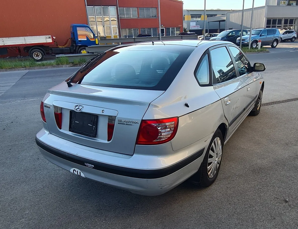 HYUNDAI Elantra 2.0 CVVT Swiss Edition — zdjęcie 5