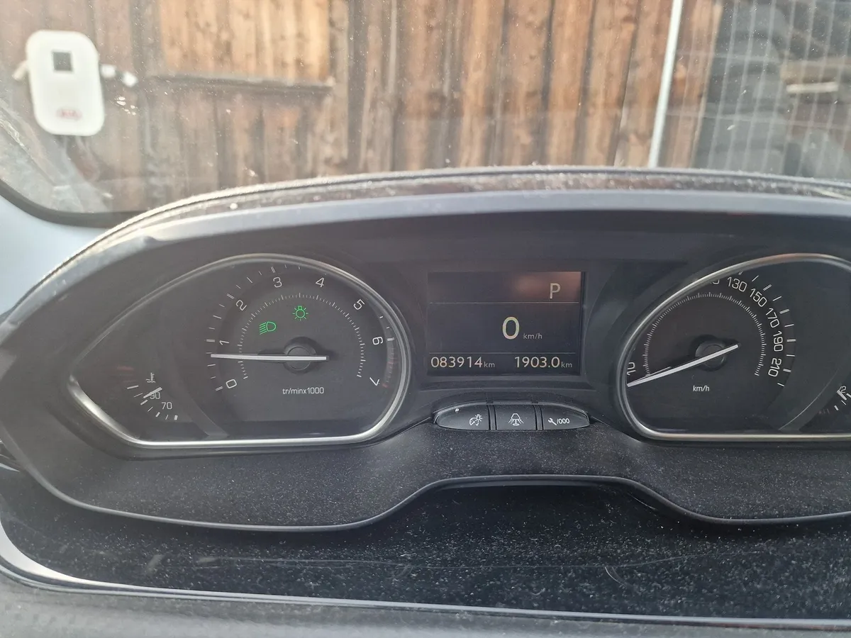 PEUGEOT 2008 1.6i — zdjęcie 8