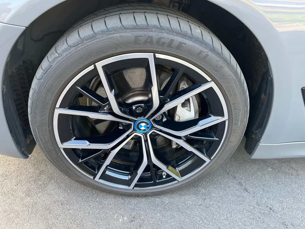 BMW 545e xDrive — zdjęcie 9