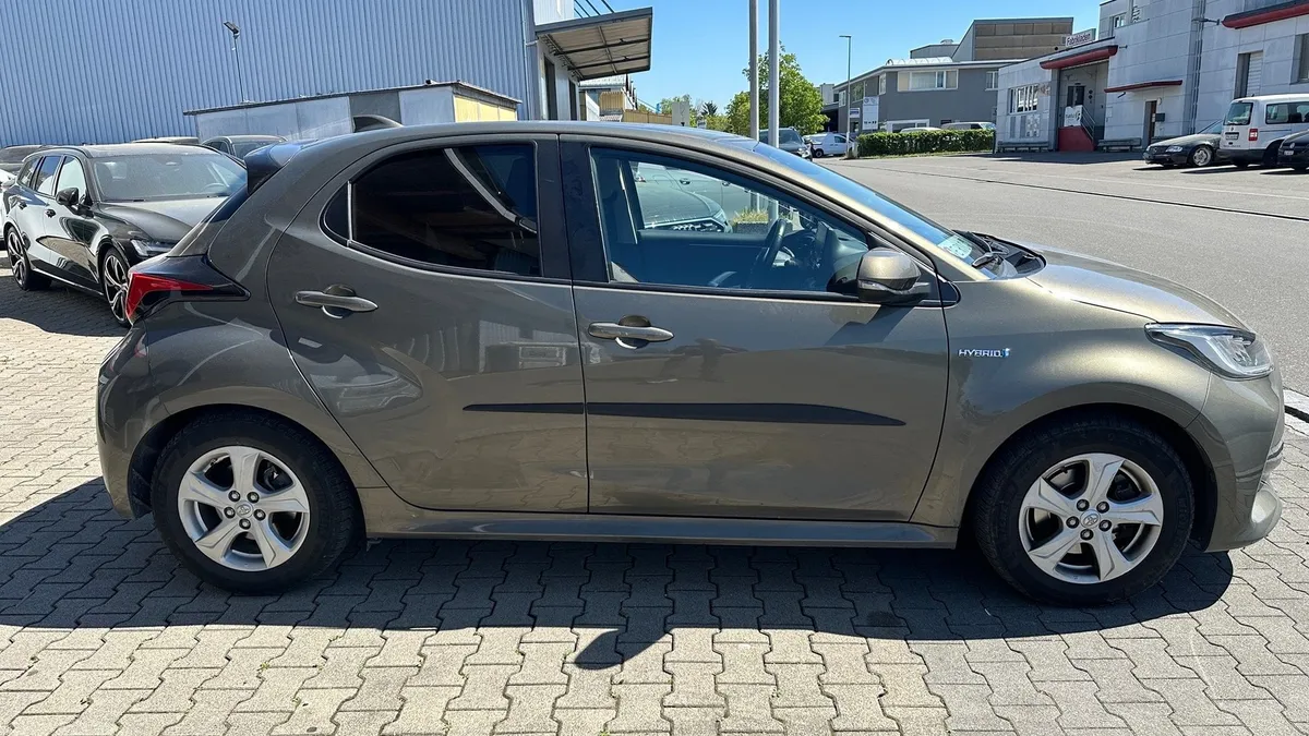 TOYOTA Yaris Hybrid — zdjęcie 8
