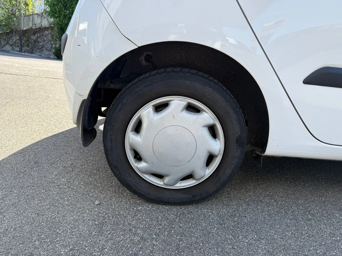 HYUNDAI i10 1.1 — zdjęcie 12